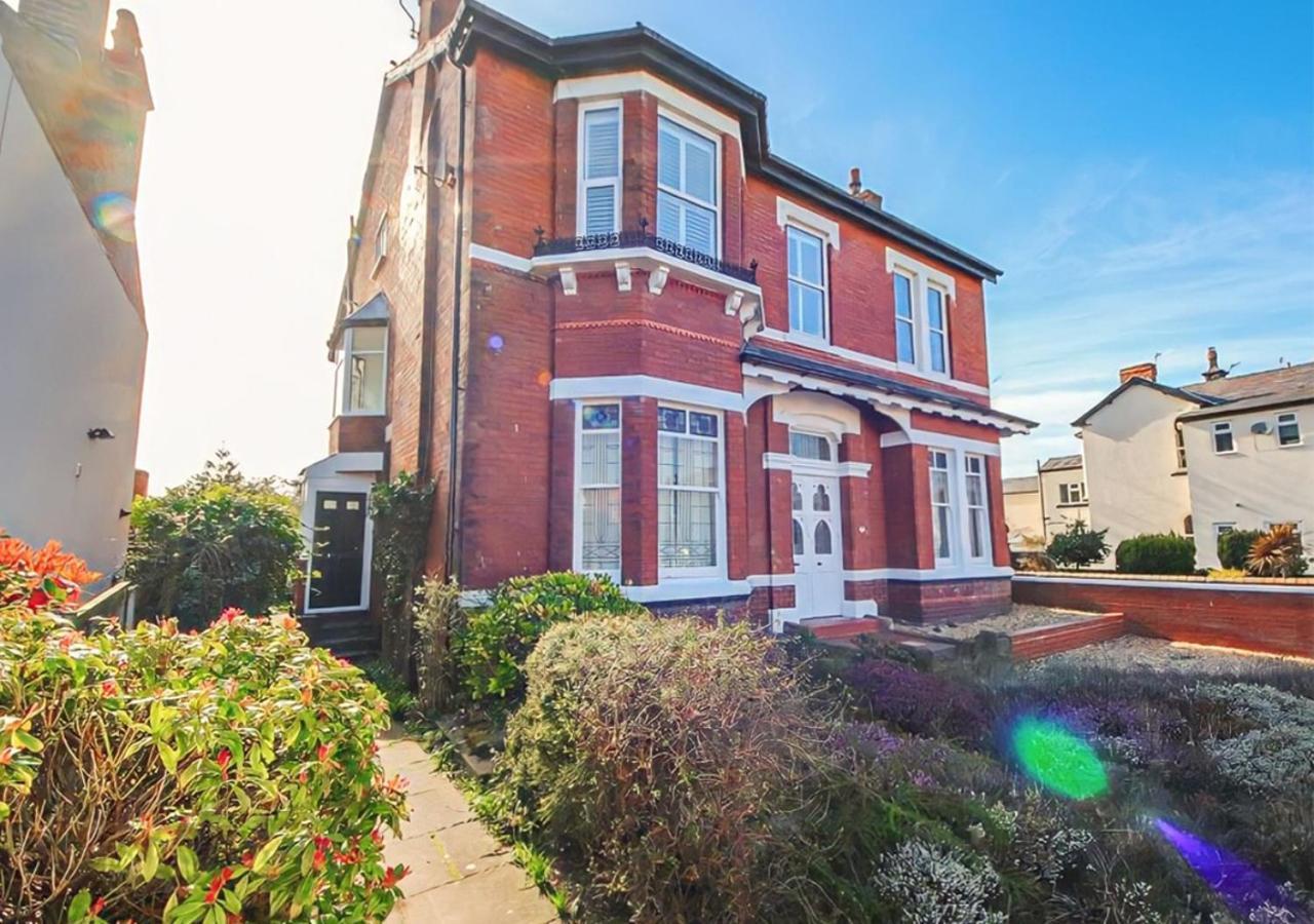 Spacious Victorian Birkdale Apartment With Garden Southport Exteriör bild