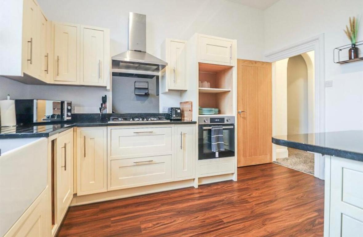 Spacious Victorian Birkdale Apartment With Garden Southport Exteriör bild