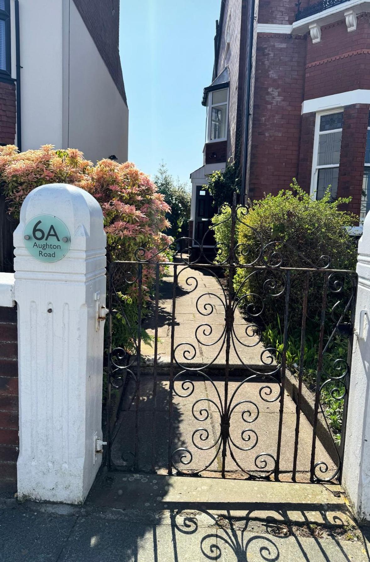 Spacious Victorian Birkdale Apartment With Garden Southport Exteriör bild